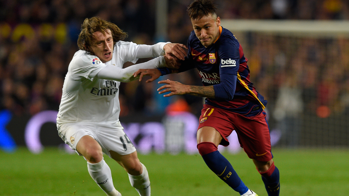 Neymar Jr, marchándose de Modric en el último Clásico de Liga