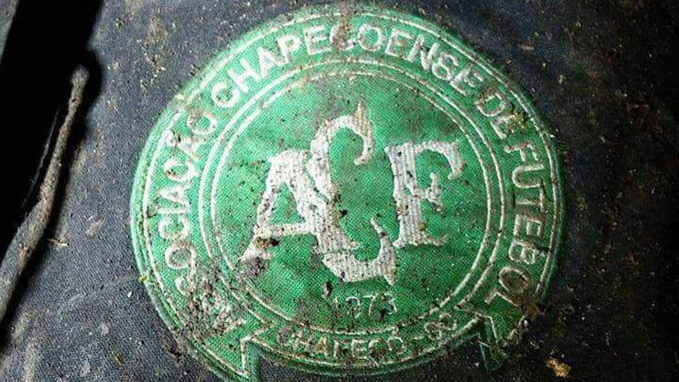 Imagen del escudo del Chapecoense, en los escombros de la tragedia aérea