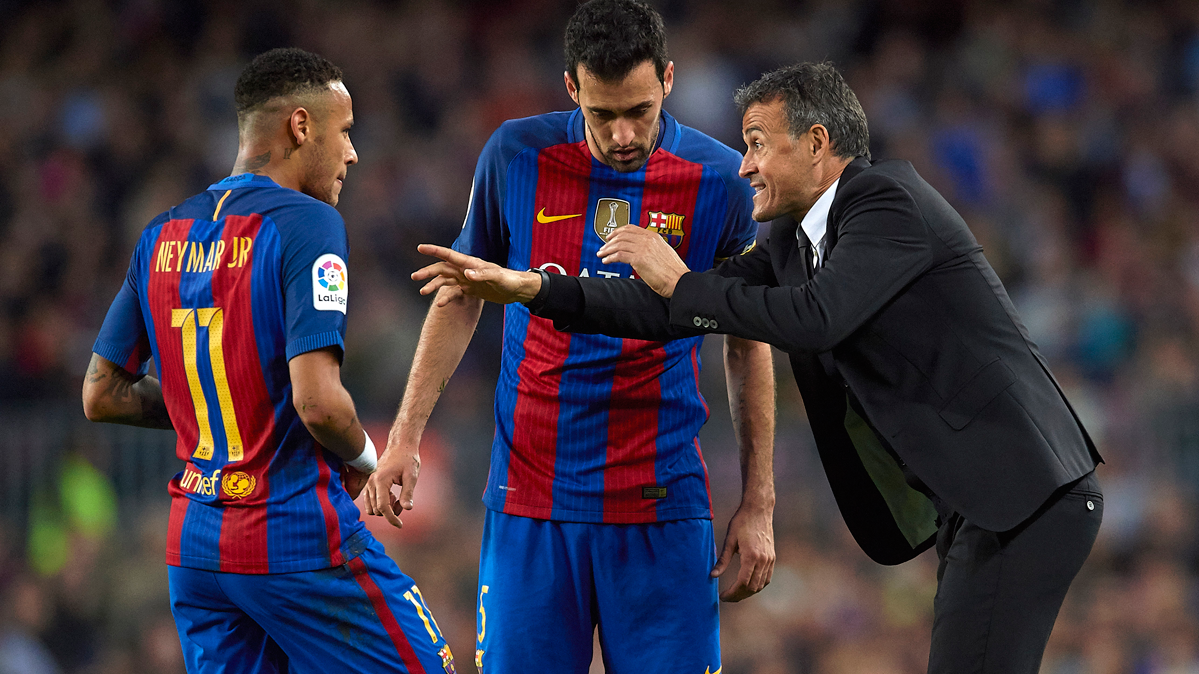 Luis Enrique, dando instrucciones a Neymar y Busquets contra el Málaga