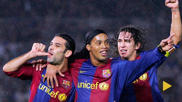 ronaldinho celebra un gol con el Barça junto a Márquez y a Puyol