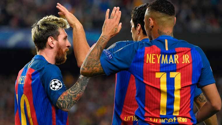 Leo Messi, Neymar Júnior and Luis Suárez celebrate one of the goals and Messi in front of the Manchester City