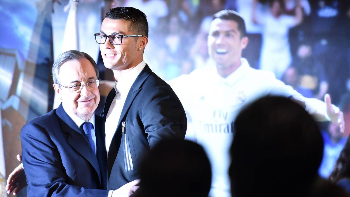 Cristiano Ronaldo, beside Florentino after the renewal with the Real Madrid