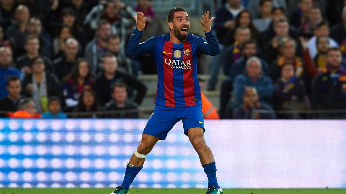 Burn Turan, protesting the innocent fault near of the area of the Barça