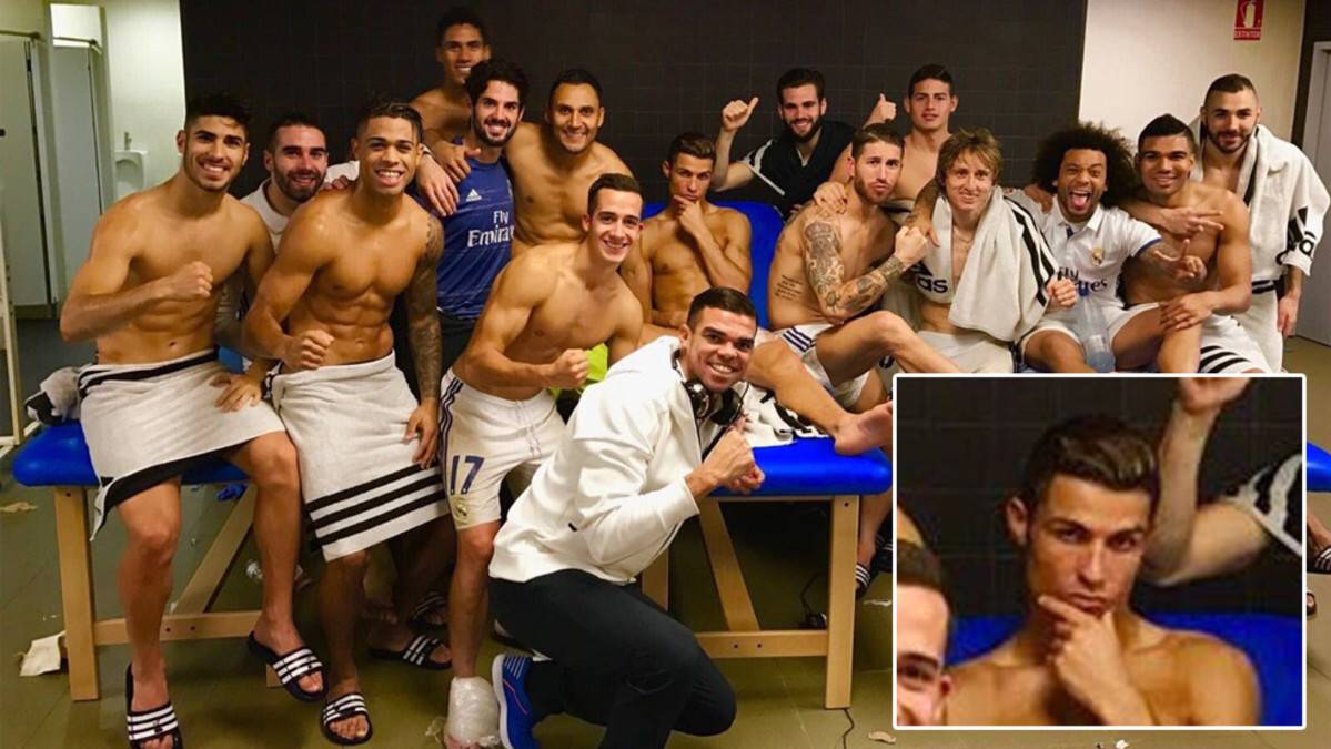 The players of the Real Madrid pose after empatar in front of the Barça with Christian giving the note