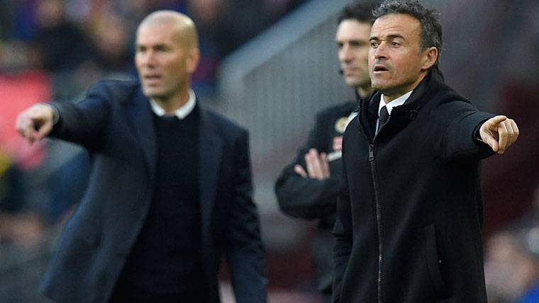 Luis Enrique, giving indications during the Classical of League