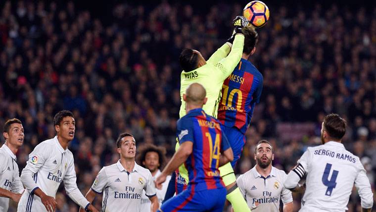 Messi, intentando rematar en una pugna con Keylor Navas