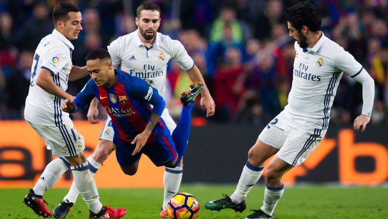 Neymar Jr, demolished with fault by the players of the Real Madrid