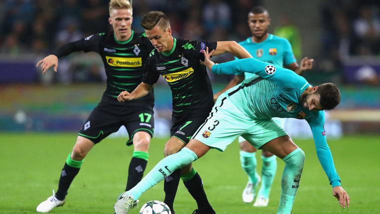 Gerard Piqué, intentando proteger un balón del Borussia M'Gladbach