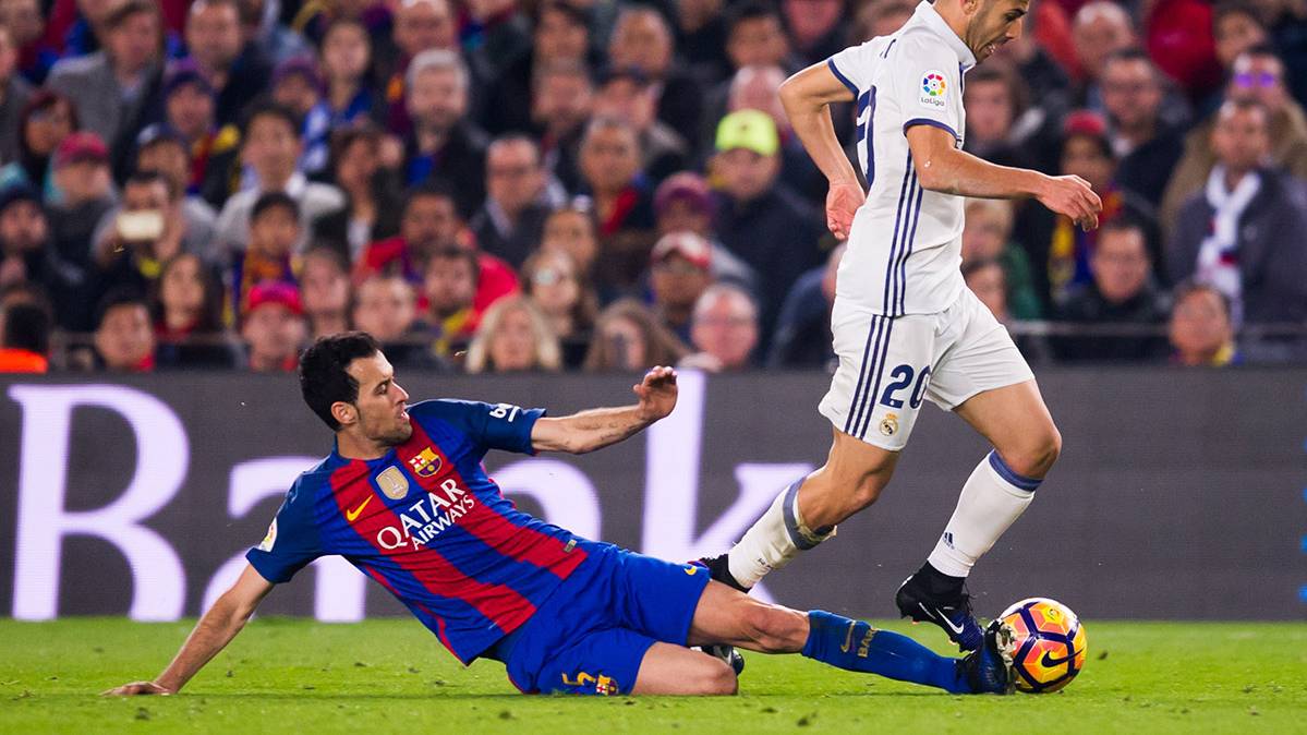 Sergio Busquets recovering a balloon in the Barça-Madrid in front of Isco