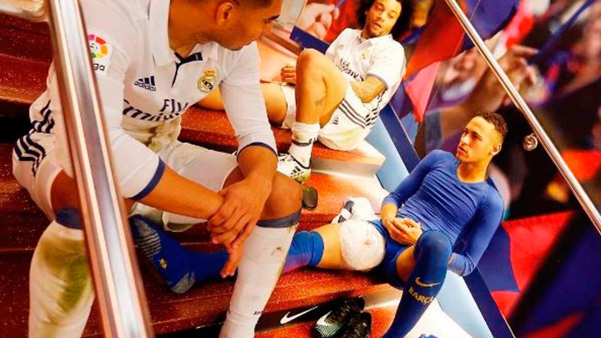 Neymar Júnior, con un aparatoso vendaje en su pierna derecha tras el partido ante el Real Madrid
