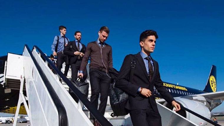 Marc-Bartra, bajando del avión del Borussia Dortmund en Madrid