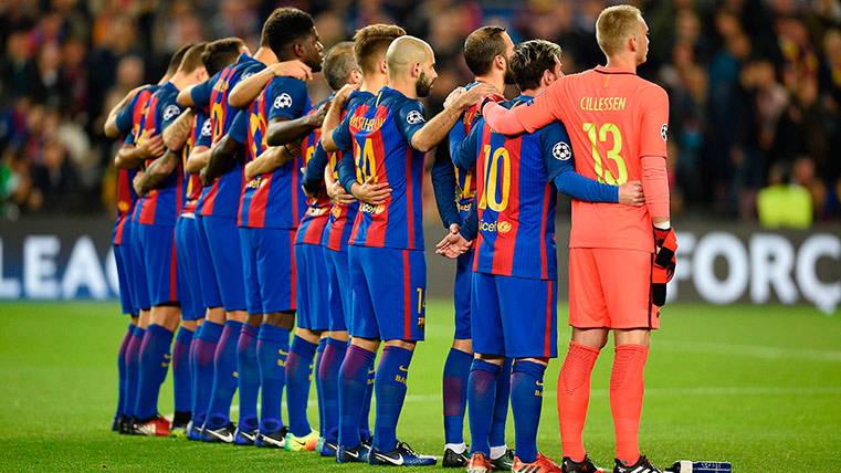 The players of the Barça, saving a minute of silence by the victims of the Chapecoense