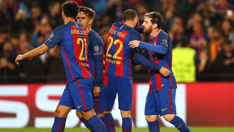 Aleix Vidal, felicitando a Leo Messi por el gol contra el Borussia
