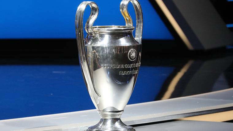 Trophy of the UEFA Champions League 2016-17