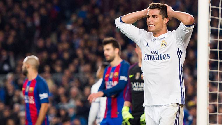 Cristiano Ronaldo se lamenta de una jugada ante el Barça