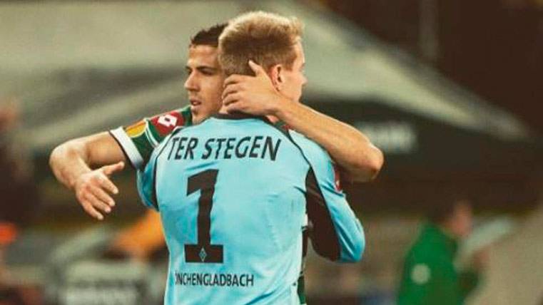 Ter Stegen, abrazado a Álvaro Domínguez en un partido con el Borussia Mönchengladbach