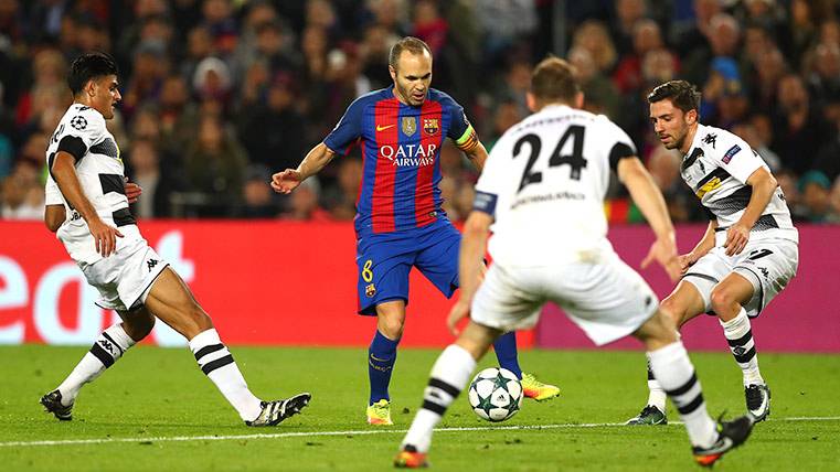 Andrés Iniesta, surrounded of contrary in the Barça-Borussia Mönchengladbach