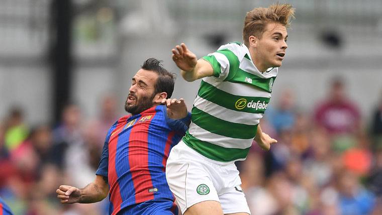 Aleix Vidal, struggling by a balloon with a player of the Celtic FC