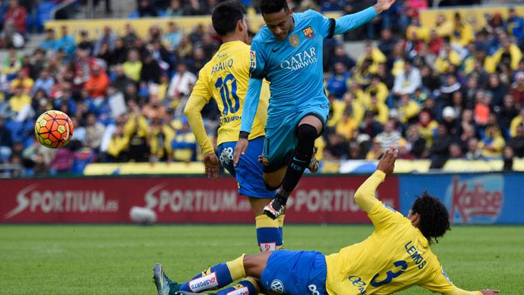 Mauricio Lemos, cortando una jugada ofensiva de Neymar