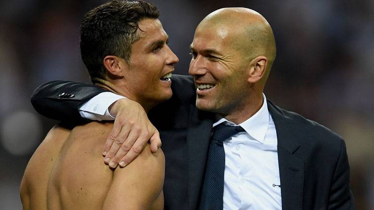 Zinedine Zidane and Cristiano Ronaldo, after winning the last Champions