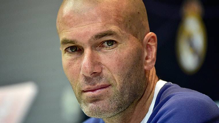Zinedine Zidane, con el rostro serio en rueda de prensa