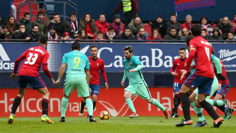 El FC Barcelona, en una jugada de ataque contra Osasuna