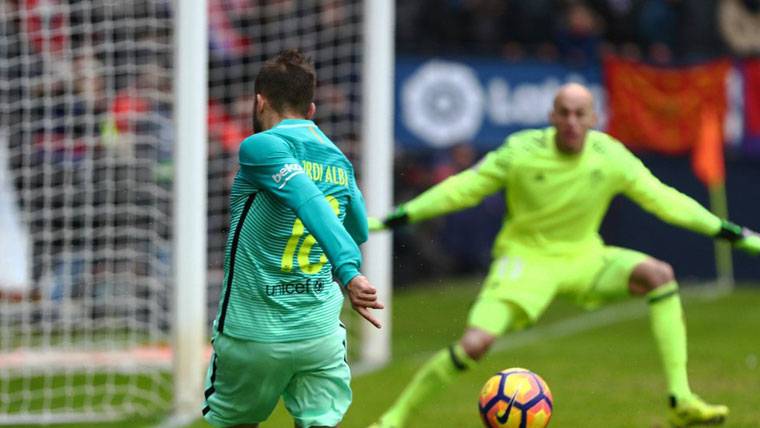 Jordi Alba, dando una de las asistencias del partido