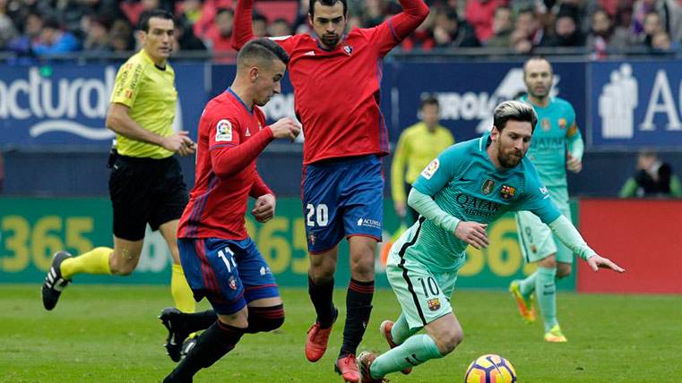 Leo Messi, desequilibrado en la jugada con Miguel de las Cuevas