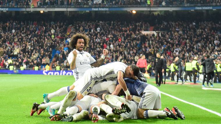 El Real Madrid, celebrando el gol de Sergio Ramos