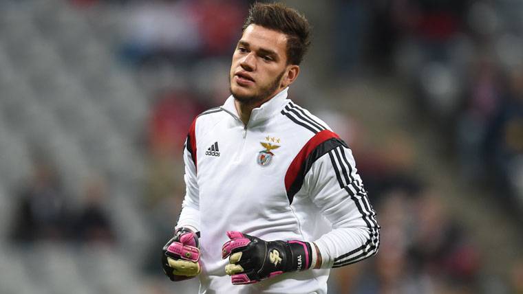 Ederson Moraes, during a warming with the Benfica