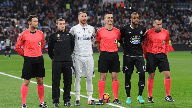 Los árbitros, posando con los capitanes de Real Madrid y Deportivo