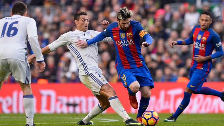 Leo Messi y Cristiano Ronaldo, pugnando por un balón en el Camp Nou