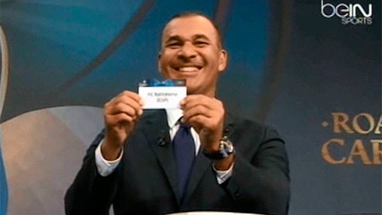 Ruud Gullit, smiling after taking out the name of the FC Barcelona of the bass drum and confronting it to Paris Saint-Germain