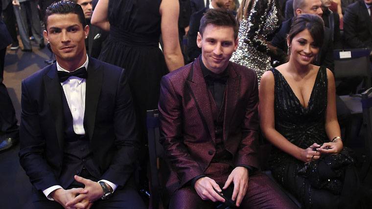 Leo Messi, Cristiano y la pareja de Messi, durante la gala del Balón de Oro 2014