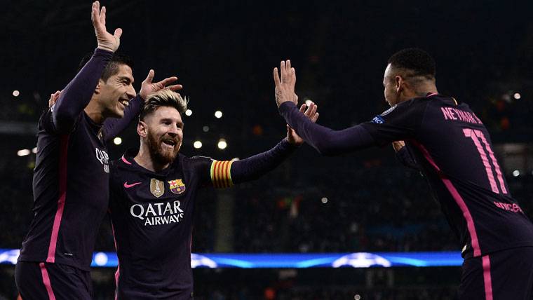 Leo Messi, Neymar Jr y Luis Suárez, celebrando un gol al Manchester City