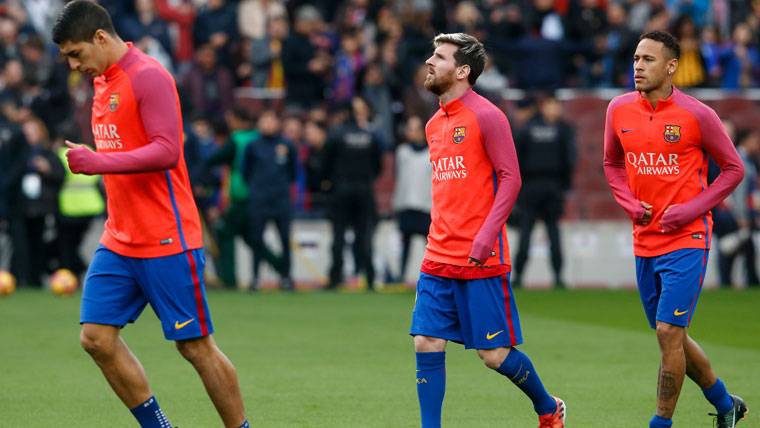Leo Messi, Neymar Jr y Luis Suárez, saliendo a calentar