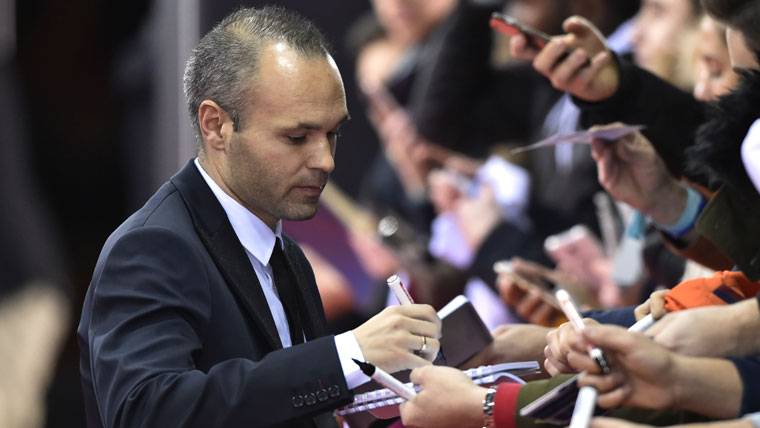 Andrés Iniesta, signing autographic before a gala of the Balloon of Gold