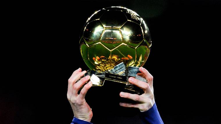 Leo Messi, levantando el Balón de Oro 2015 en el Camp Nou