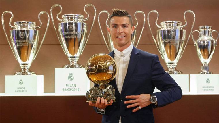 Cristiano Ronaldo, posing with the new Balloon of Gold 2016