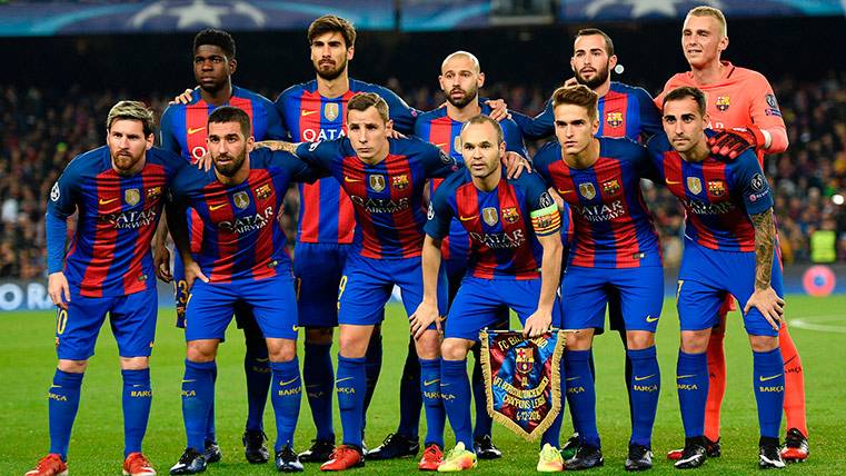 Los jugadores del FC Barcelona forman antes del partido ante el Mönchengladbach