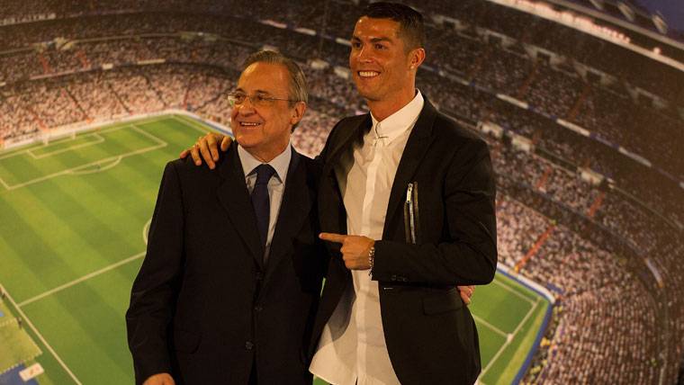 Cristiano Ronaldo, beside Florentino Pérez in an image of archive