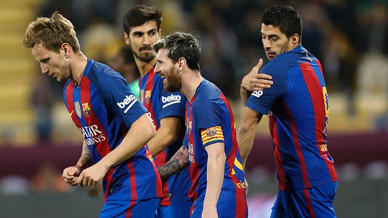 Los jugadores del Barça celebran el gol de Messi al Al-Ahli