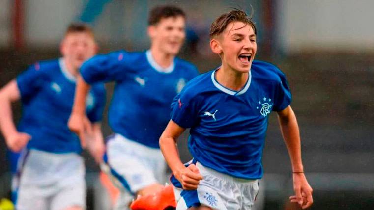 Billy Gilmour celebrating a goal with the inferior categories of the Glasgow Rangers