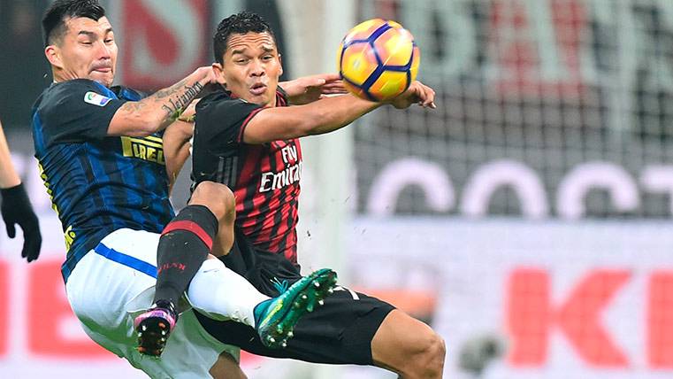 Carlos Bacca during a party with the AC Milan in front of the Inter this season