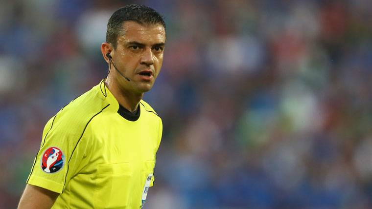 Viktor Kassai, arbitrating a party of UEFA Champions League