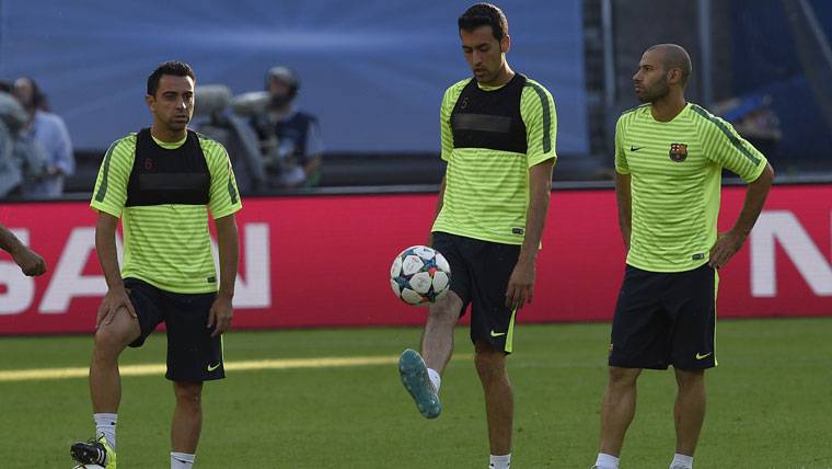 Mascherano, Xavi and Busquets, in an image of archive