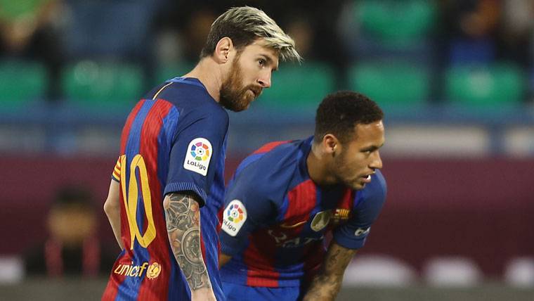 Leo Messi y Neymar Jr, durante el partido contra el Al-Ahli