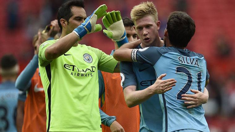 Claudio Bravo, celebrating with his mates a triumph of the Manchester City
