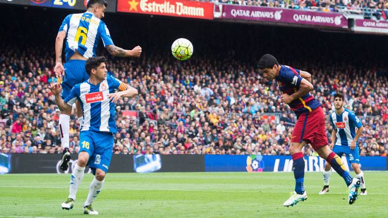 Luis Suárez, rematando un balón contra el RCD Espanyol
