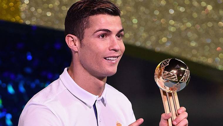 Cristiano Ronaldo, junto al trofeo de campeón del Mundial de Clubes